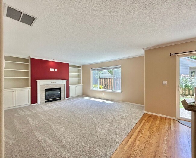 Building Photo - Spacious 4 Bed, 2.5 Bath House