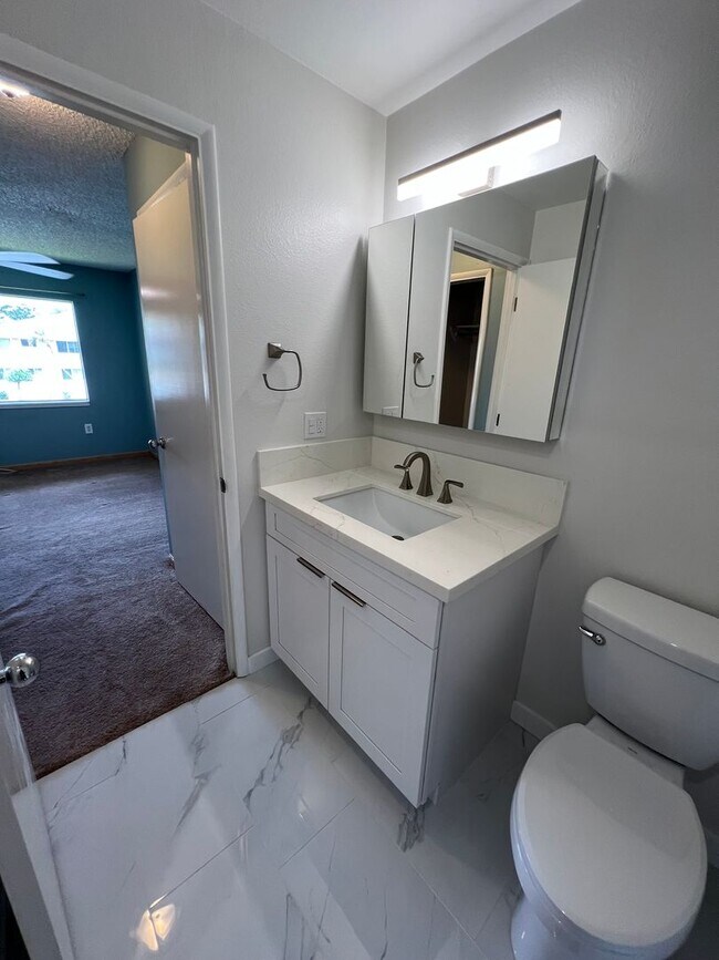 Building Photo - 2 Bedroom / 2 bath, 759 Sq Ft. unit with 2...