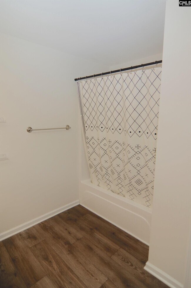 Building Photo - 194 Bonhomme Cir