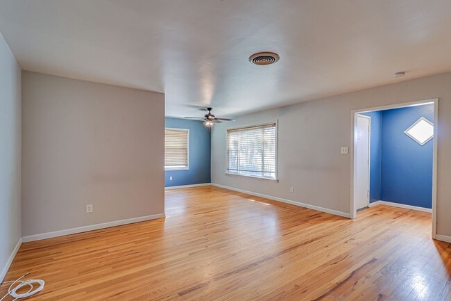 Building Photo - 4+2 Downtown Truxtun Ave Charm!