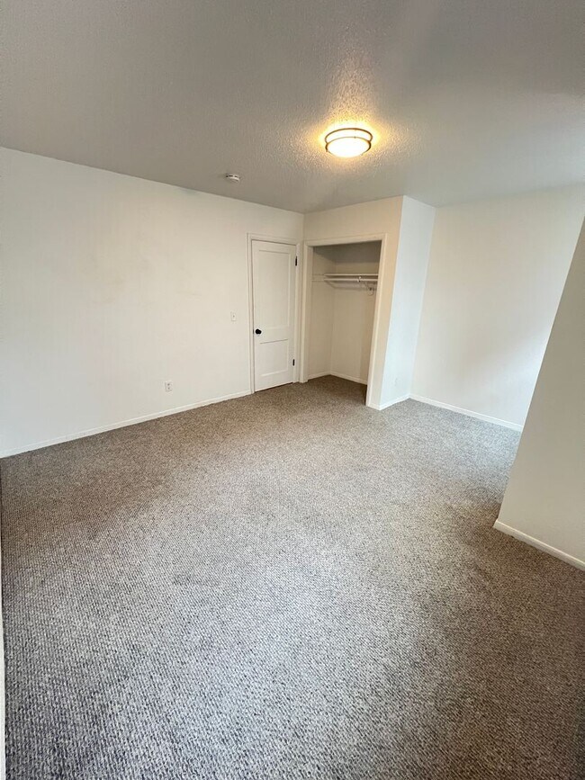 Building Photo - Renovated 2 Bedroom Apartment - AVAILABLE AUGUST!