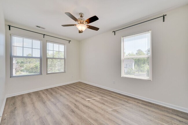 Building Photo - 11 Moss Grove Ln