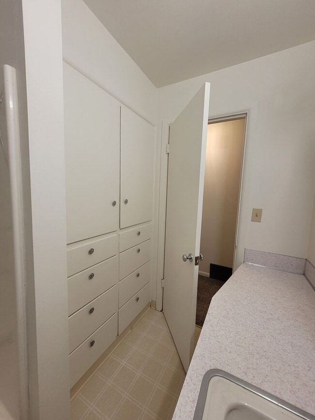 Building Photo - FREE DECEMBER RENT - New Interior Paint/ 1637 Sq Ft