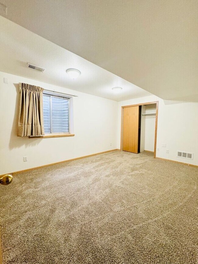 Building Photo - Gorgeous 5 Bedroom 3.5 Bath House with 3 c...