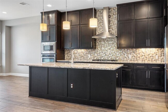 Building Photo - 5004 Mandevilla Dr