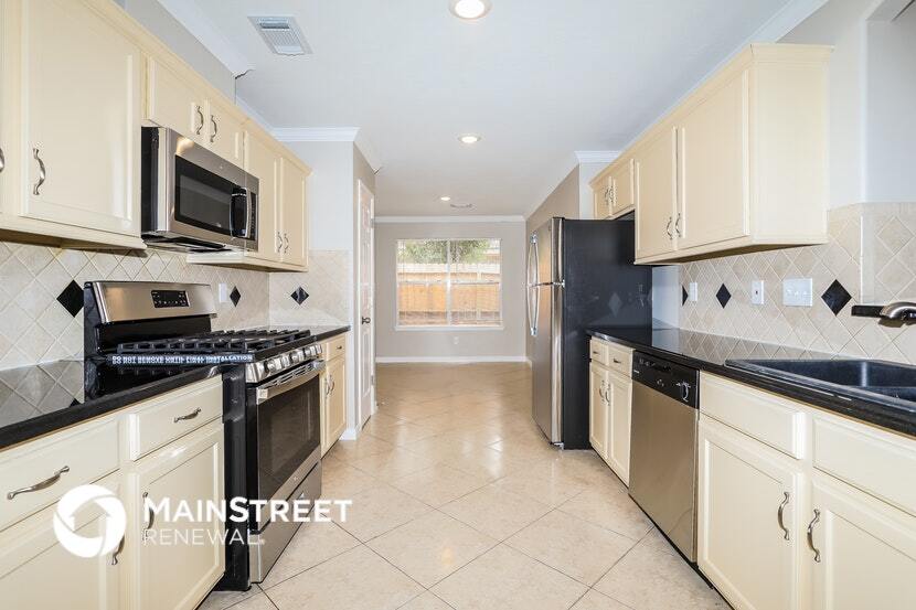 Building Photo - 16811 Creek Trail