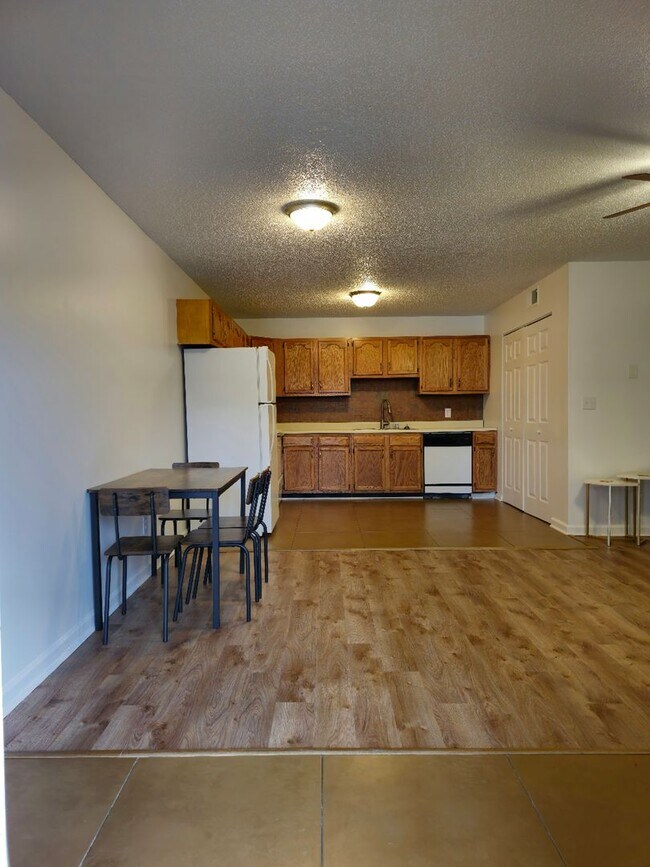 Building Photo - Gorgeous 4 bed 2 bath unit available soon!