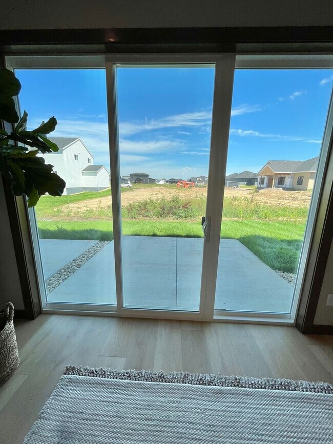 Building Photo - Stunning 5 Bed/2.5 Bath Twinhome!