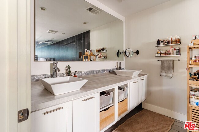 Building Photo - 5940 Matilija Ave