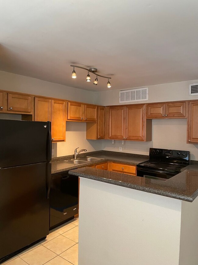 Building Photo - Beautiful 1 Bed/1 Bath Condo FOR RENT at L...