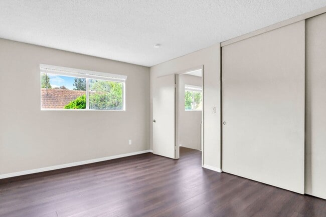 Building Photo - Great Three bedroom in UTC!  Available now!