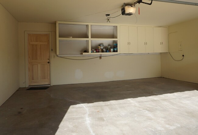 Building Photo - 3 bed 3 Bath 2 Car Garage Town Home in the...