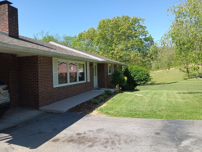 Building Photo - 3 or 4 Bedroom / 2 Bath Home   Kingsport TN