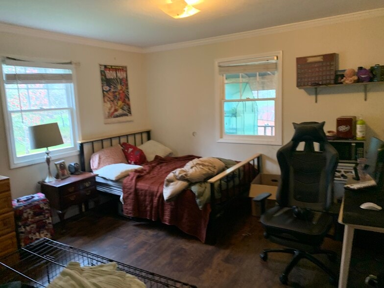 Upstairs bedroom-Queen - 3393 Mobile Rd