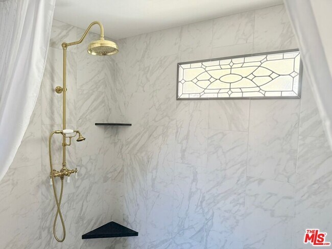 Building Photo - 370 Main St