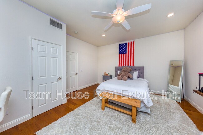 Building Photo - 27733 Mansfield Ct