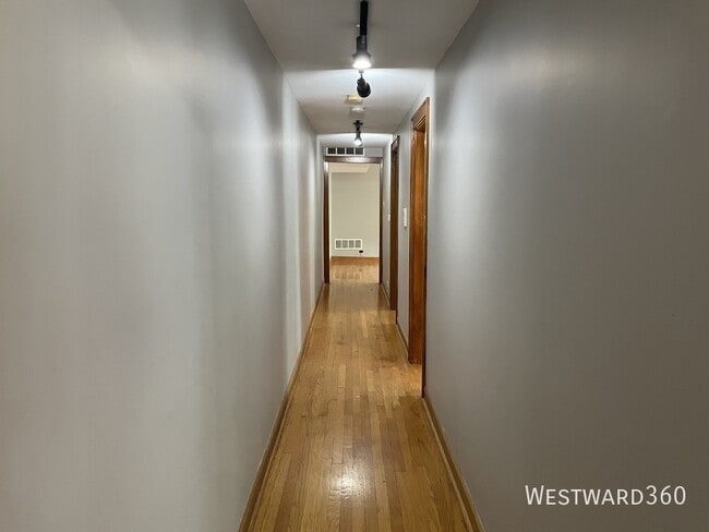 Building Photo - 3722 W Wilson Ave