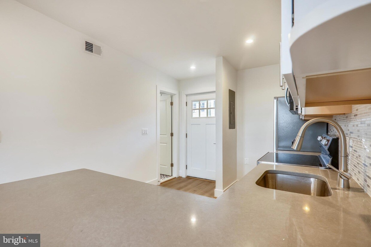 Building Photo - 314 Varnum St NW