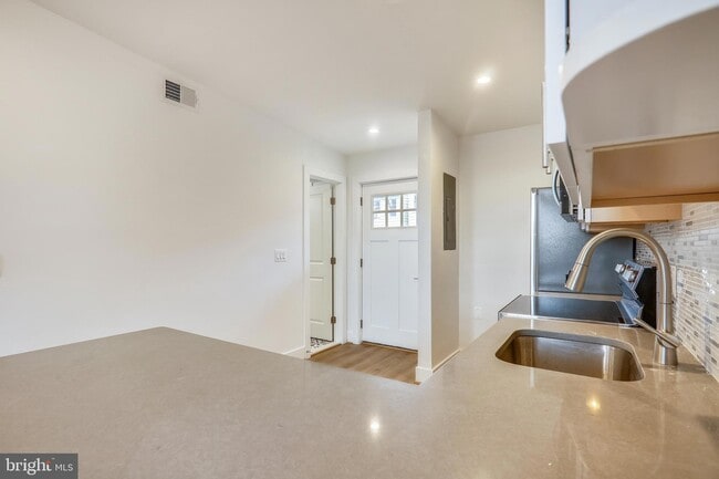 Building Photo - 314 Varnum St NW