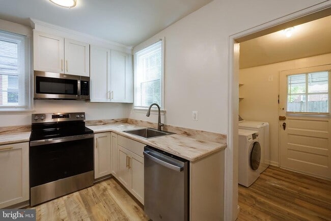 Building Photo - 4851 Crescent St