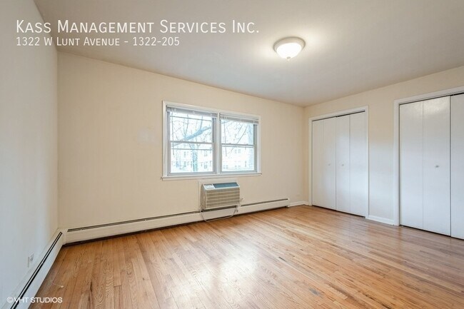 Building Photo - 1322 W Lunt Ave