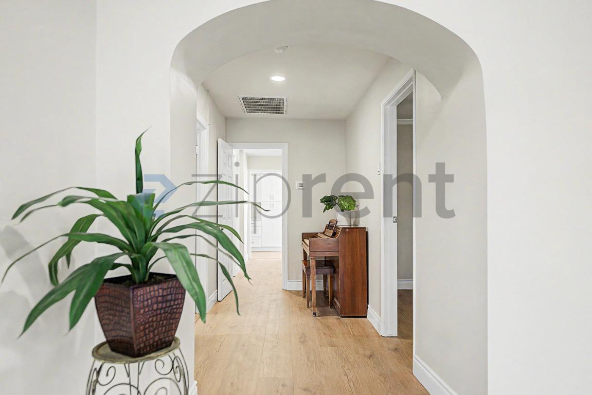 Building Photo - Unit
