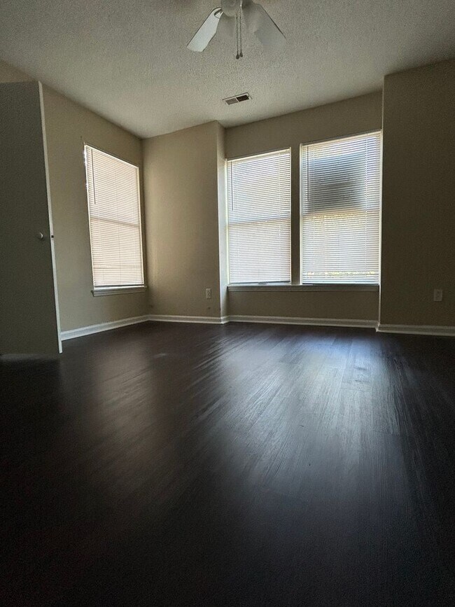 Building Photo - 9629 Vinca Cir