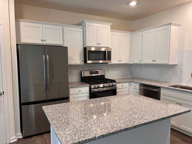 Building Photo - Beautiful 3BR/2.5BA Townhouse located in K...
