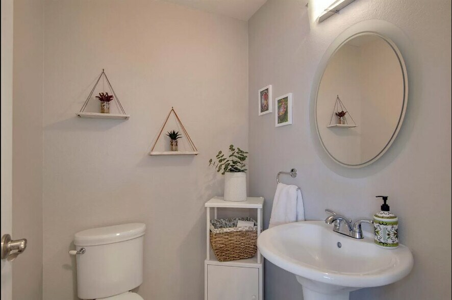 Building Photo - 35 Patricia Way