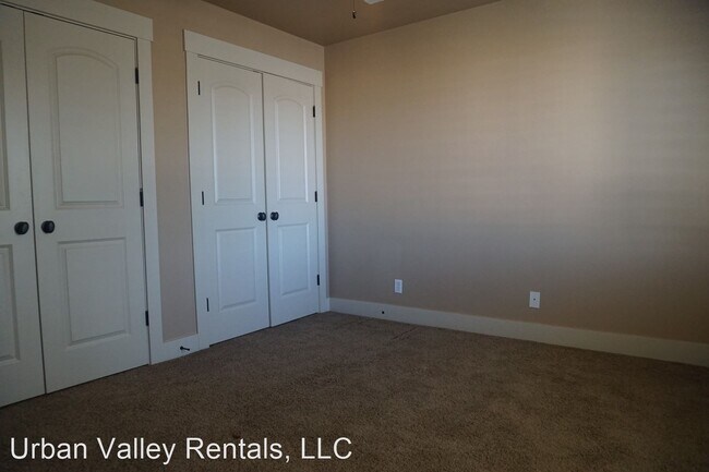 Building Photo - 4 br, 2.5 bath House - 222 E. Belle Glenn Cir