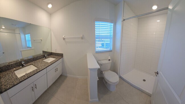 Building Photo - Gorgeous Corner 3/2.5 Beautiful Townhome
