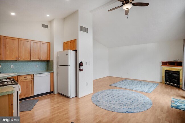 Building Photo - 9 Admiral Dr