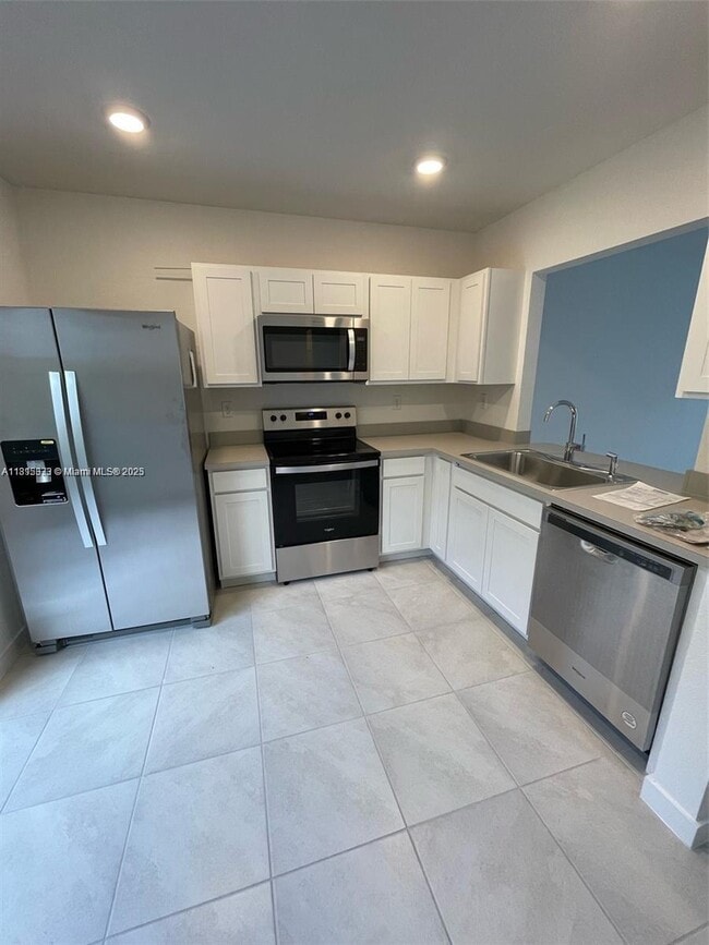 Building Photo - 552 NE 4th Terrace