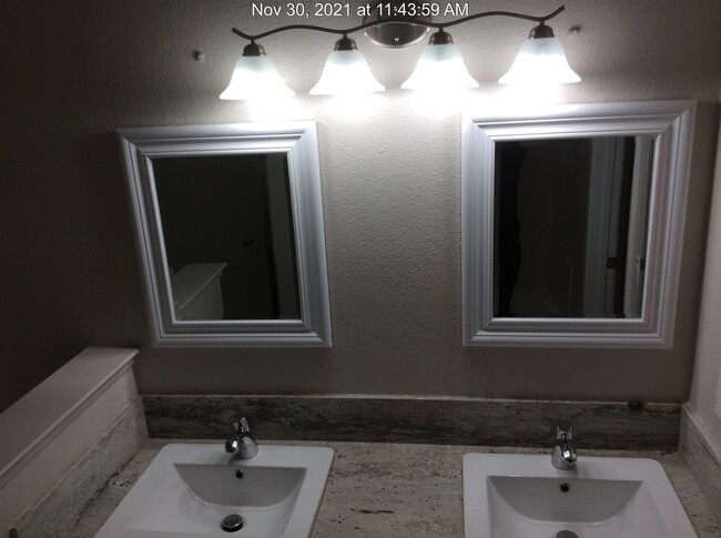 Building Photo - Comfortable Living in a Well-Sized 2-Bed, 2-Bath Home