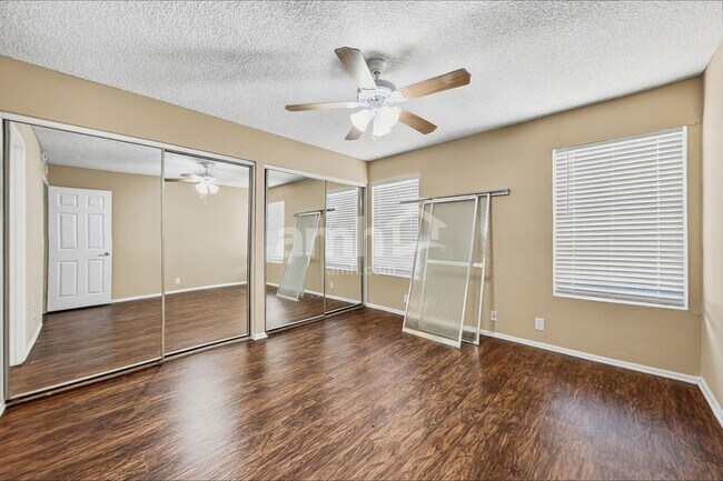 Building Photo - 5553 W Shangri-la Rd