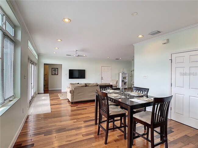 Building Photo - 631 Tahiti Ct