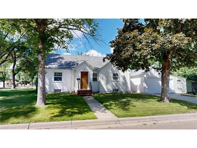 Building Photo - 114 6th Ave NE