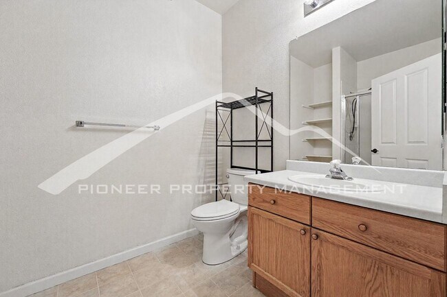 Building Photo - Spacious Condo with Central AC and Washer/...