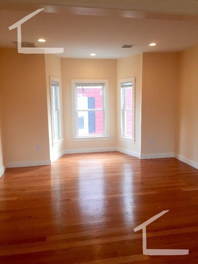 Building Photo - nice 4 bed in Newton