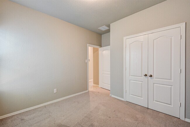 Building Photo - 40735 Gate Ridge Dr