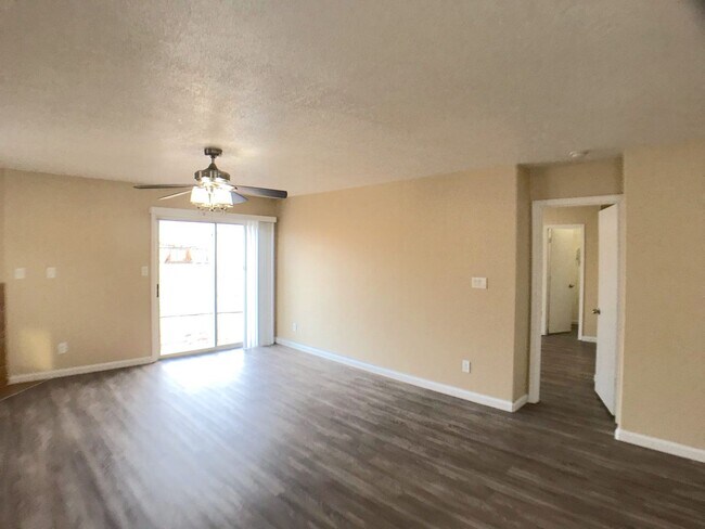 Building Photo - Ventana Ranch 3 bedroom. Newer Flooring! No Carpet. Huge open living space. Great location.