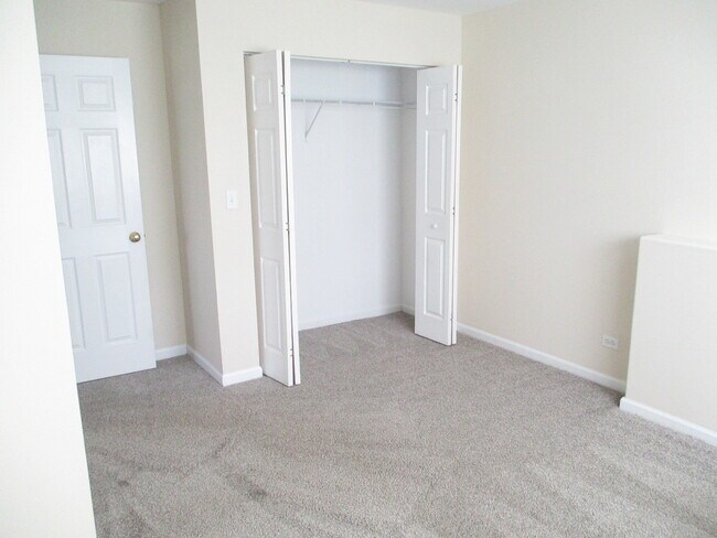 Building Photo - 656 S Rosehall Ln