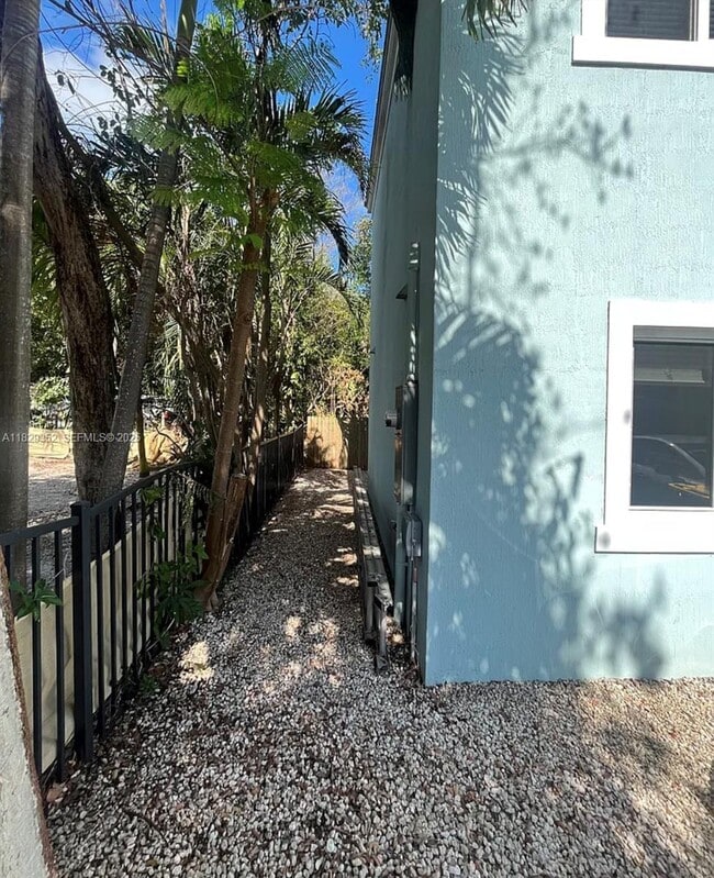 Building Photo - 104 Poinciana Dr