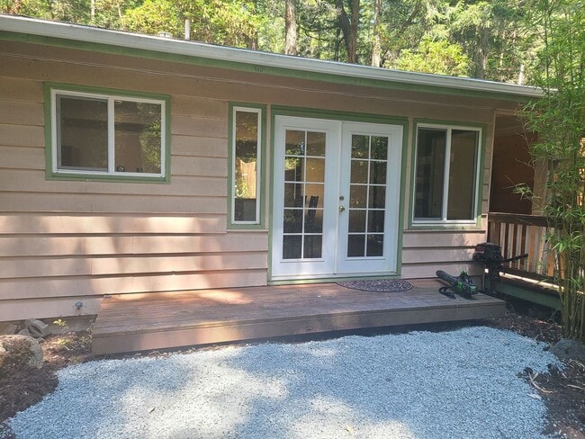 Primary Photo - Charming 2 bedroom, 1 bath duplex near Ros...