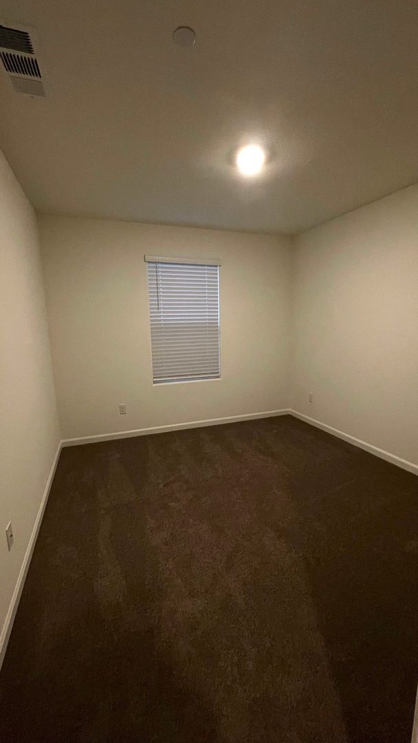 Building Photo - 4 year old 5 bedroom 2.5 bath home