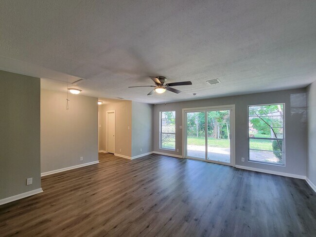 Building Photo - 3919 Hickok Ln