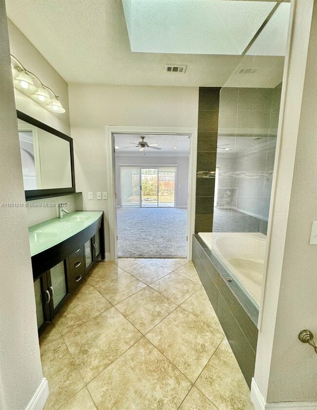 Building Photo - 120 Hombre Cir