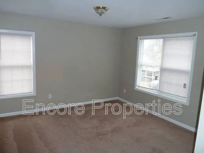 Building Photo - 2004 Hart St