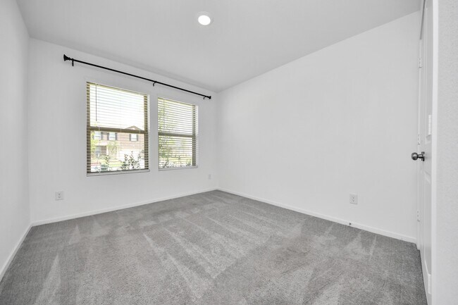 Building Photo - 2111 Hyde Acrs St