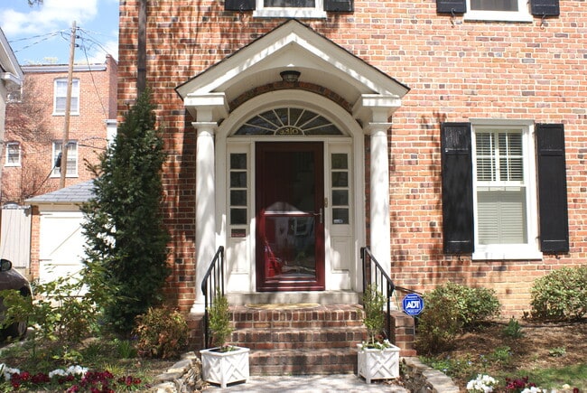 Building Photo - Fantastic Four Bedroom Home in Museum Dist...